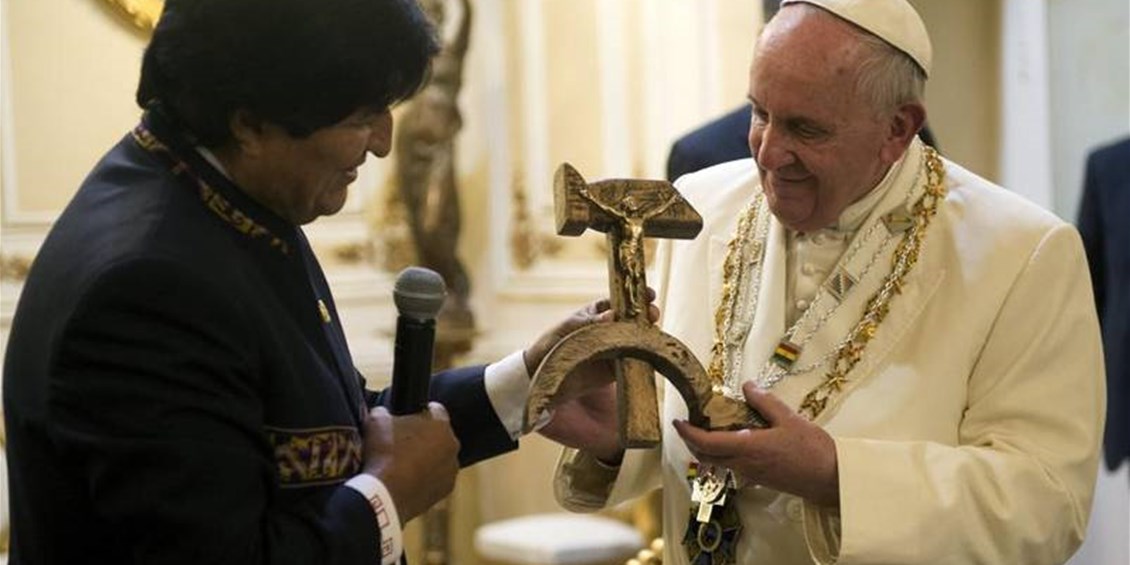 Il crocifisso sulla falce e martello donato a Papa Francesco fa intendere che il cristianesimo poggia sul comunismo