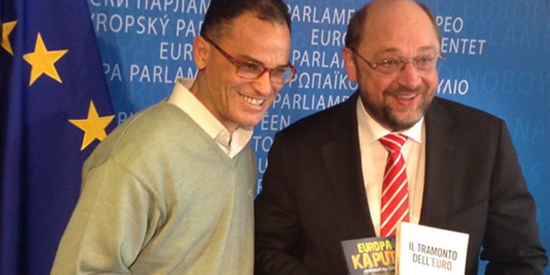 Magdi Cristiano Allam dona al Presidente del Parlamento Europeo Martin Schulz i libri degli economisti Bagnai e Rinaldi: “L’Europa rispetti il No Euro”