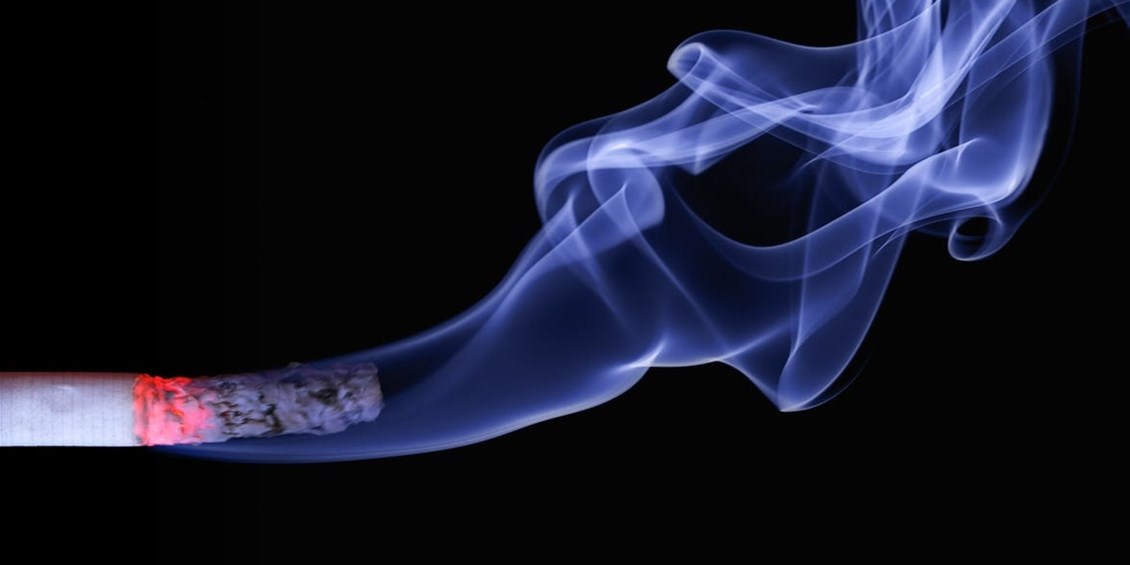 Le multinazionali del tabacco investono soprattutto per plagiare i giovanissimi. Dobbiamo rassegnarci o vietare il fumo?