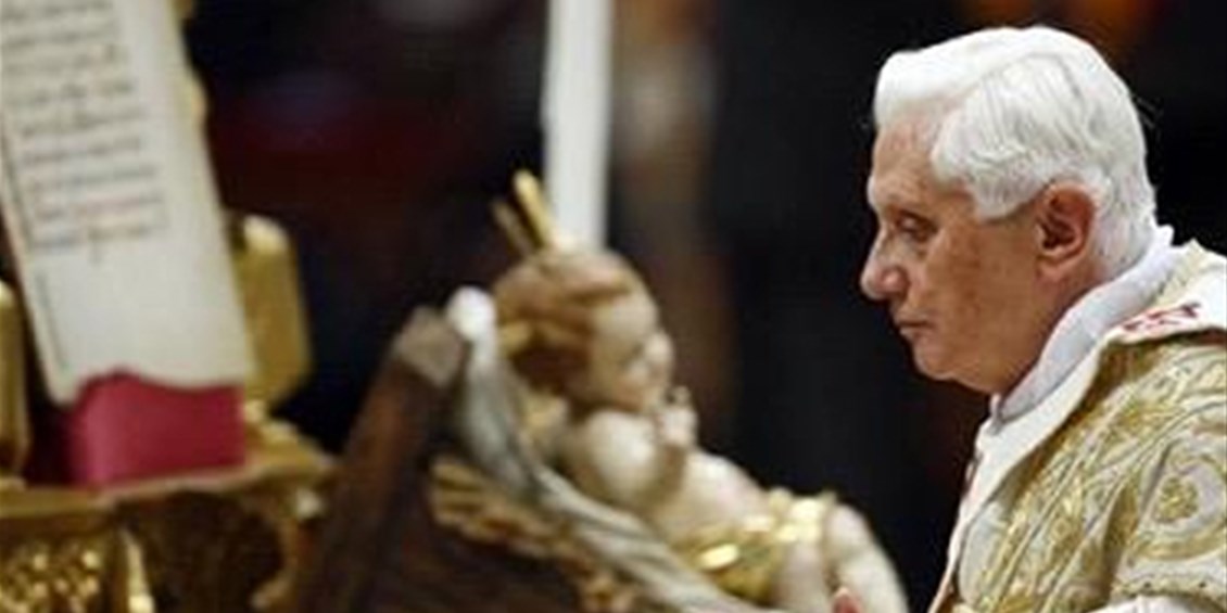 Alla vigilia del Santo Natale, l'appello di Benedetto XVI a vivere «Come se Dio ci fosse» è l'ancora di salvezza per la maggioranza degli europei scristianizzati e ateizzati