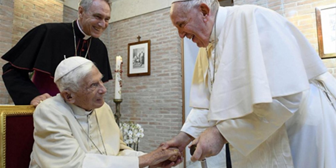 Dopo Benedetto XVI viene allo scoperto la convinzione dei cattolici “tradizionalisti” che ora la Chiesa sia senza un Papa, non riconoscendo la legittimità del pontificato di Francesco