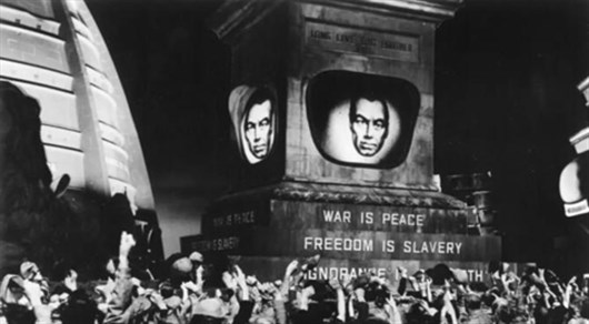 La “lingua del web” come la “neolingua” di Orwell, distrugge le parole, riduce il linguaggio, elimina il pensiero, abolisce la libertà, inculca l'inconsapevolezza