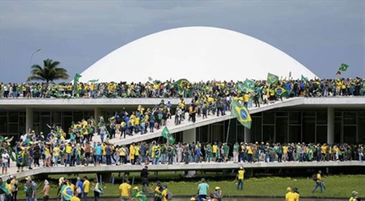 “Gli assalti ai Palazzi del Potere a Brasilia e a Washington, qualificati come “colpi di stato”, non convincono. I manifestanti sono stati lasciati entrare ed erano disarmati”