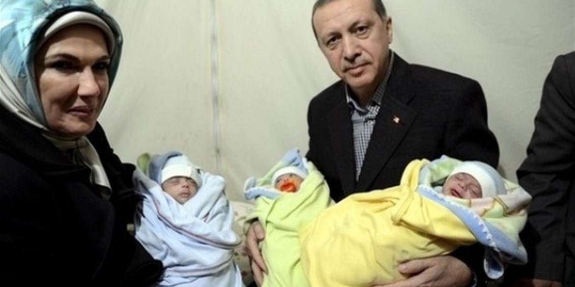 Il premier Erdogan chiede alle donne turche di mettere al mondo almeno 3 figli (mentre noi ci preoccupiamo di legittimare il matrimonio omosessuale)