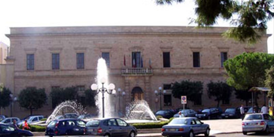 Casarano (Lecce), giovane disoccupato si dà fuoco in municipio: è grave