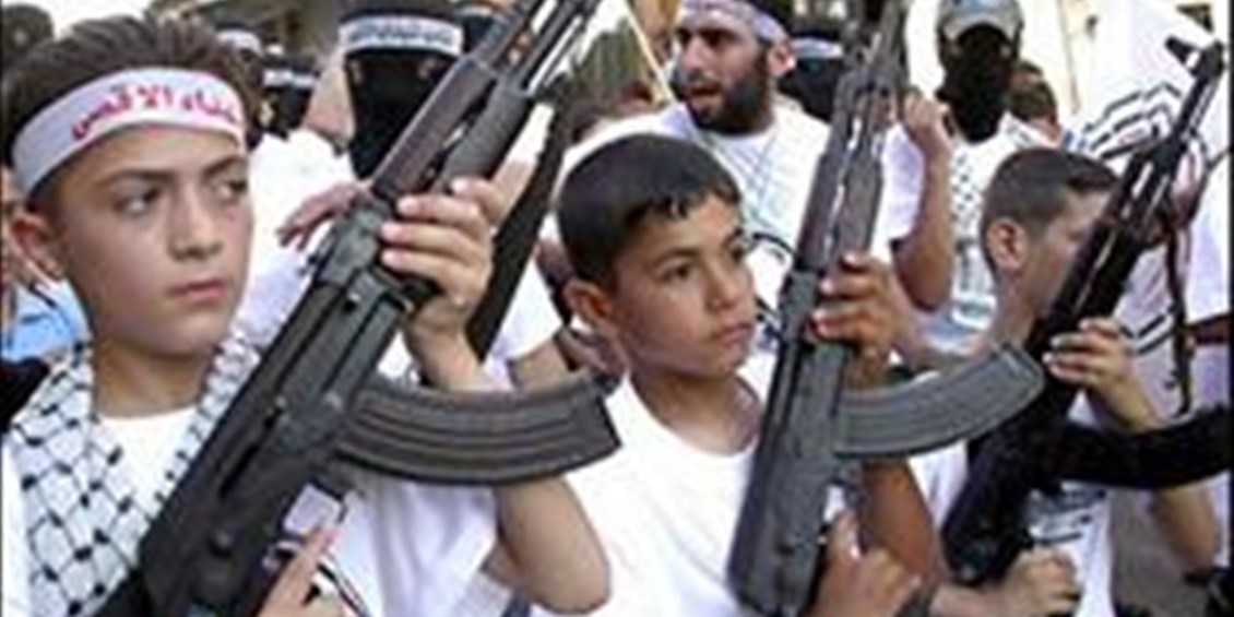 A Gaza gli studenti vengono addestrati a usare il Kalashnikov