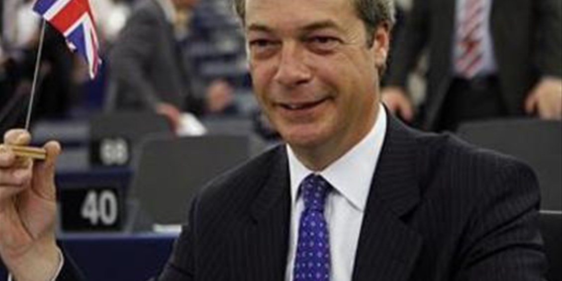 Nigel Farage inneggia al M5S per la promozione del referendum sull'euro