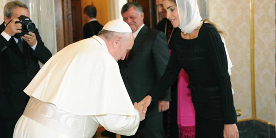 Il Papa accenna a un baciamano quando saluta la regina di Giordania